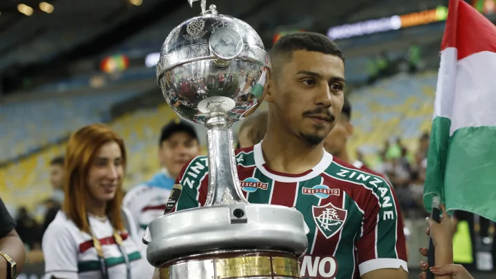 Jogador de Futebol André segurando a taça da Libertadores da América